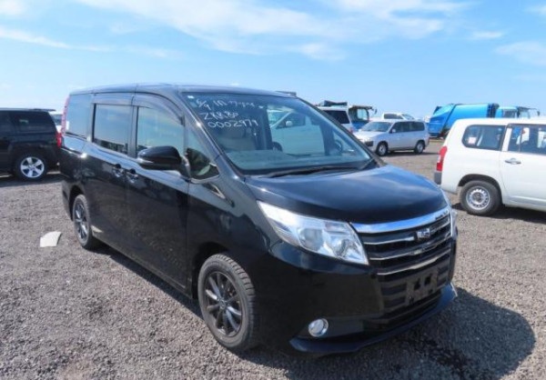 TOYOTA NOAH
